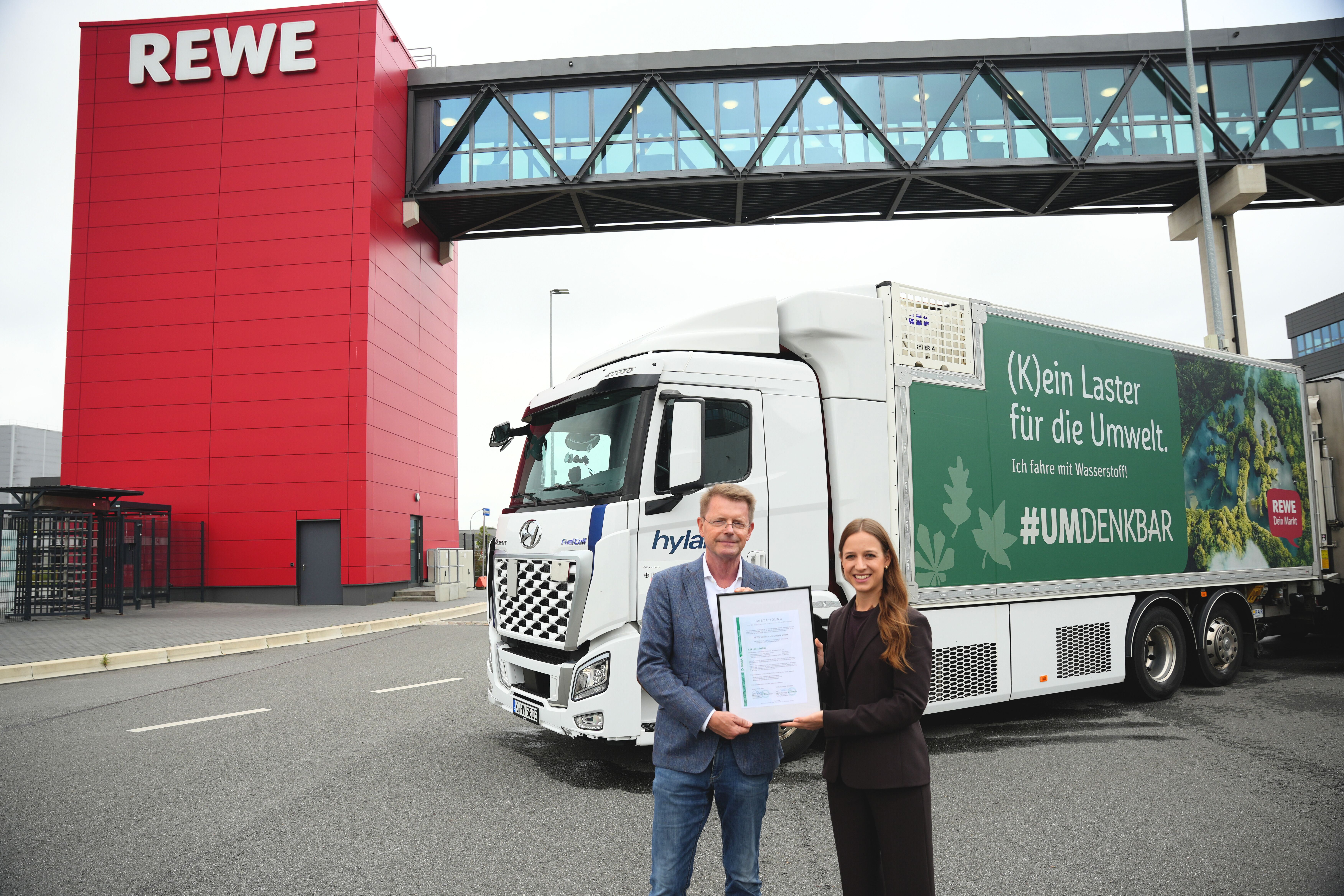 REWE Nord spart 48 Tonnen CO2 mit Wasserstoff-Lkw von hylane