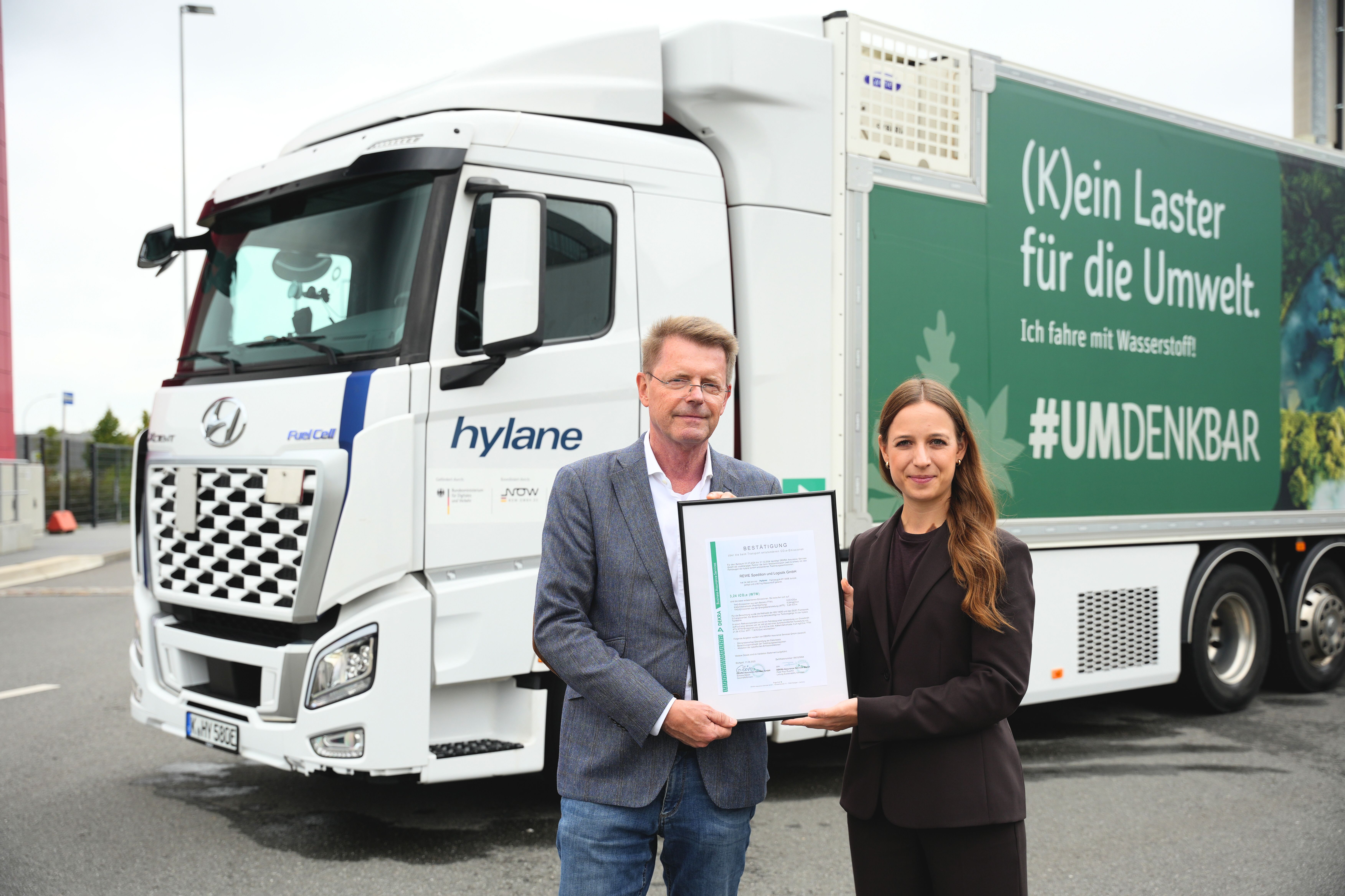 REWE Nord spart 48 Tonnen CO2 mit Wasserstoff-Lkw von hylane