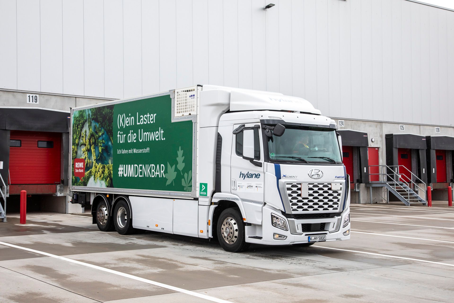 REWE Nord spart 48 Tonnen CO2 mit Wasserstoff-Lkw von hylane